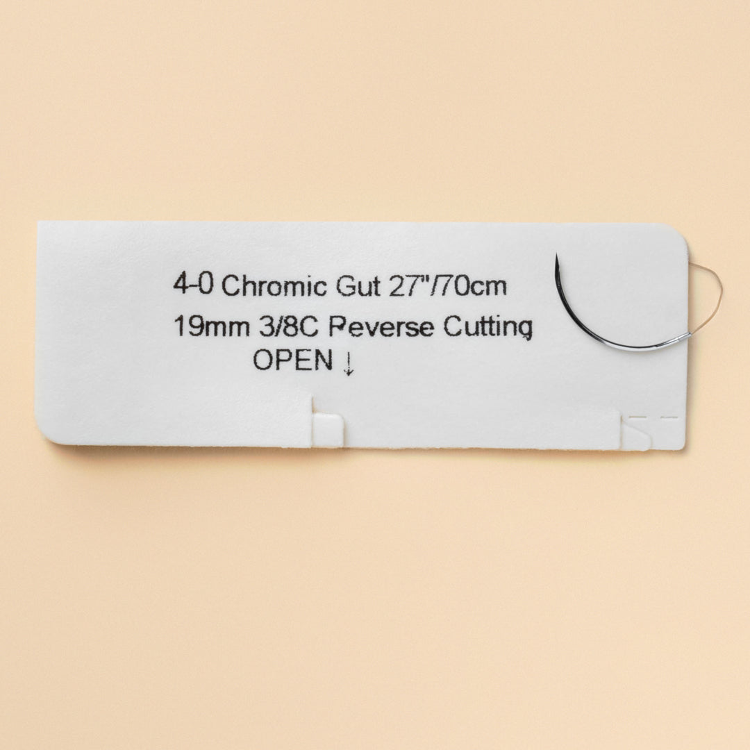 Box of 4-0 Chromic Gut sutures with a C-6 reverse cutting needle, model 559B, highlighting the two-week wound support capability and featuring a QR code for quick scanning. The sterile packaging ensures safety and reliability for surgical procedures.