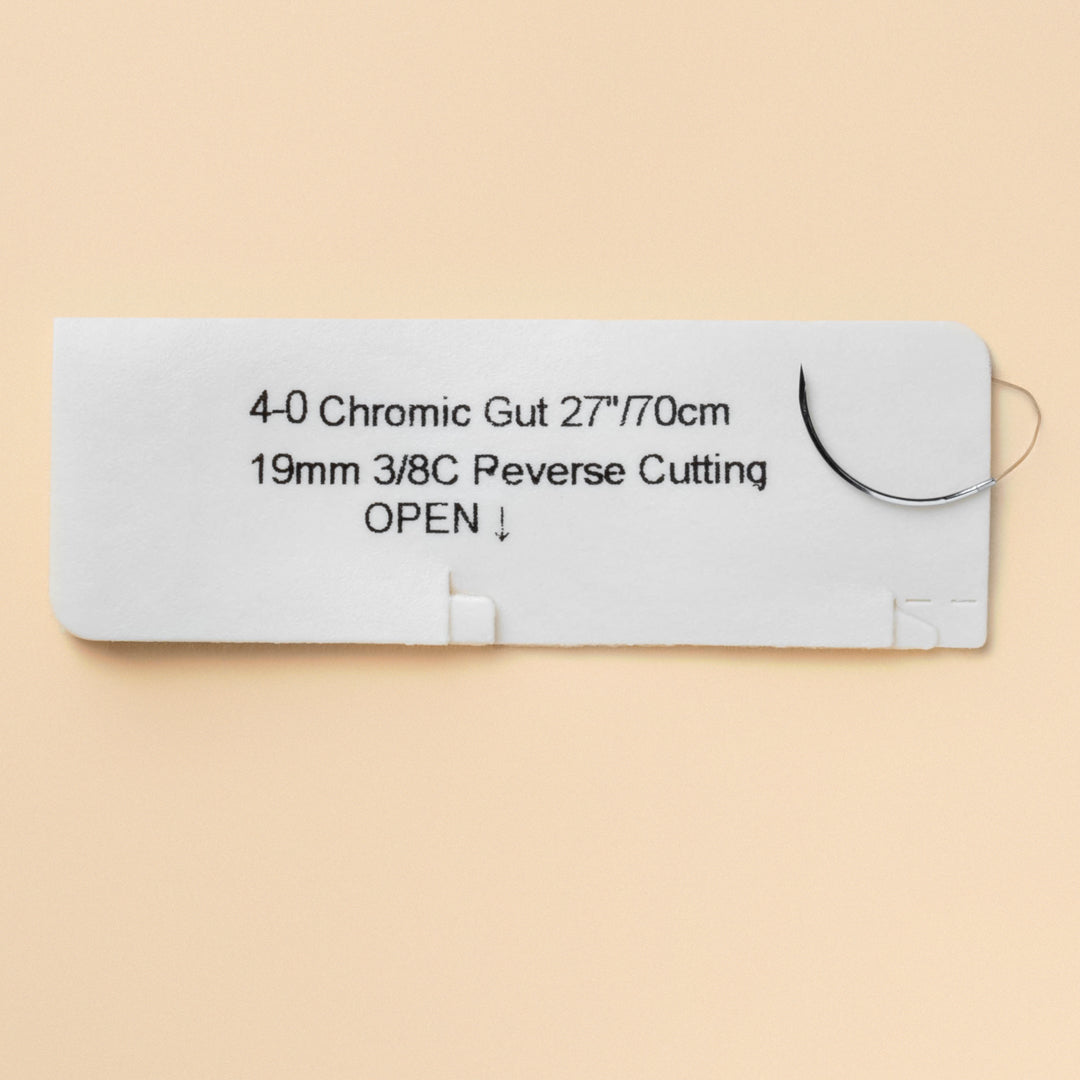  Box of 4-0 Chromic Gut sutures with a C-6 reverse cutting needle, model 559B, highlighting the two-week wound support capability and featuring a QR code for quick scanning. The sterile packaging ensures safety and reliability for surgical procedures.