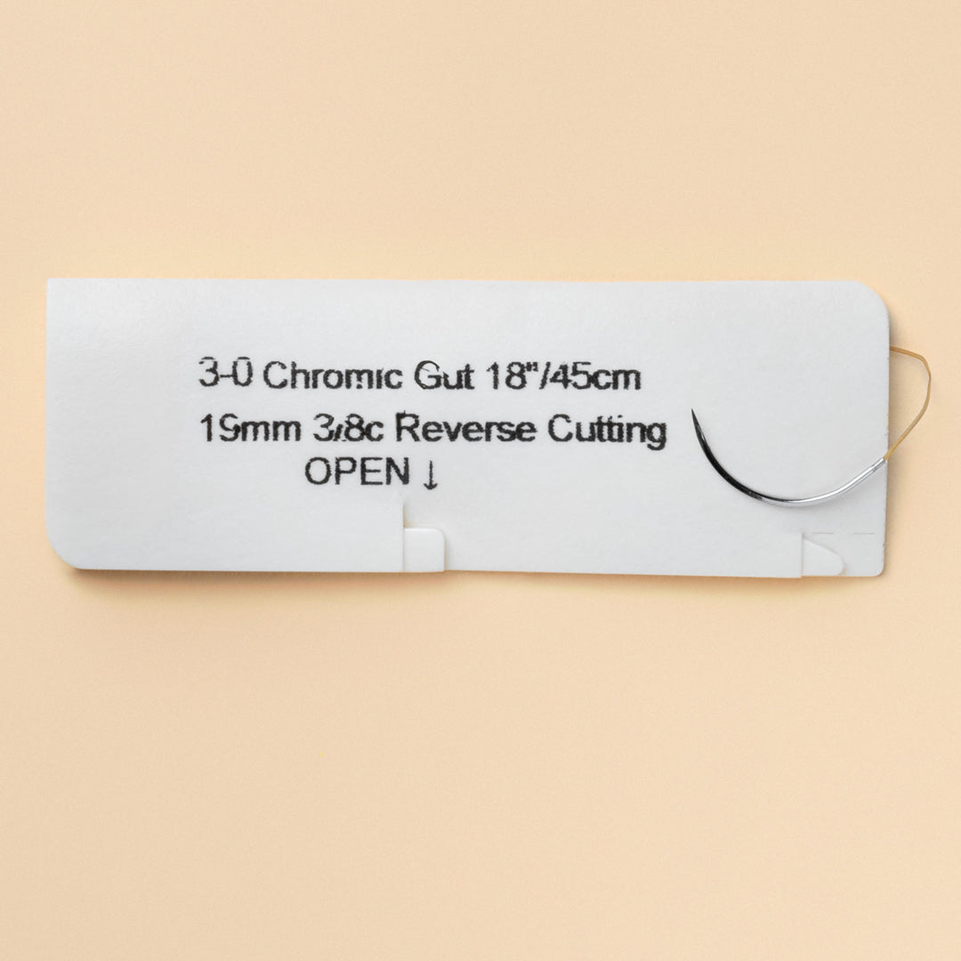 Box of Look Chromic Gut Suture, reference 525B, contains 12 absorbable sutures, each 18 inches long with a 3-0 gauge and a C6 reverse cutting needle, ensuring reliable wound closure with enhanced tensile strength and predictable absorption.