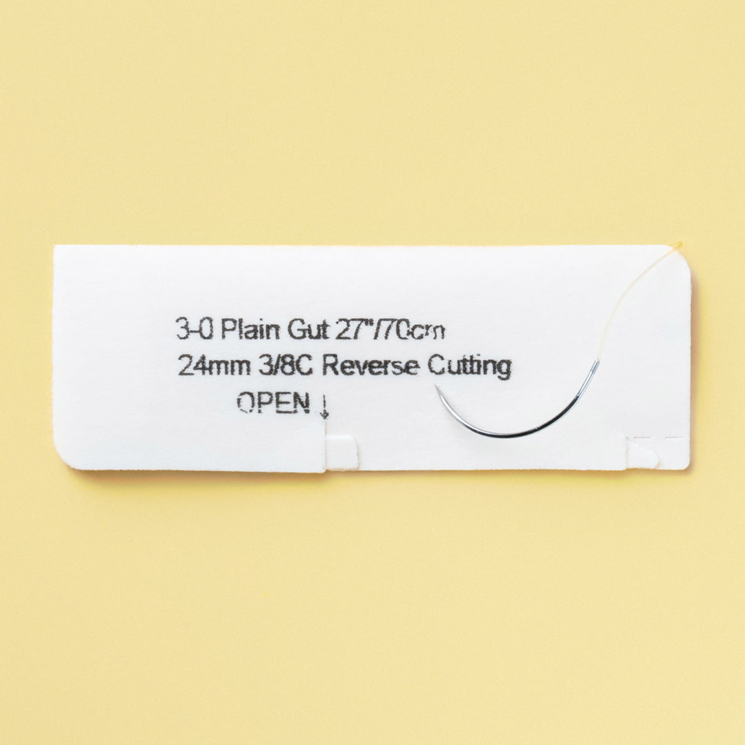 Box of 3-0 Plain Gut sutures with a C-7 reverse cutting needle, model 553B, highlighting the 1-week wound support and including a QR code for straightforward reference. The packaging emphasizes its sterile and absorbable properties for efficient wound care.